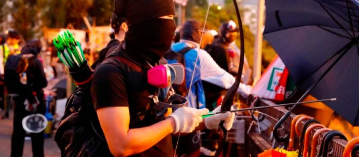 Συνεχίζεται το «χάος» στο Χονγκ Κονγκ – Βέλη και μολότοφ κατά των αστυνομικών (φωτο)